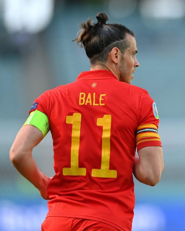 开云官网-永远有人18岁！贝尔看着恩博洛 满眼都是曾经自己