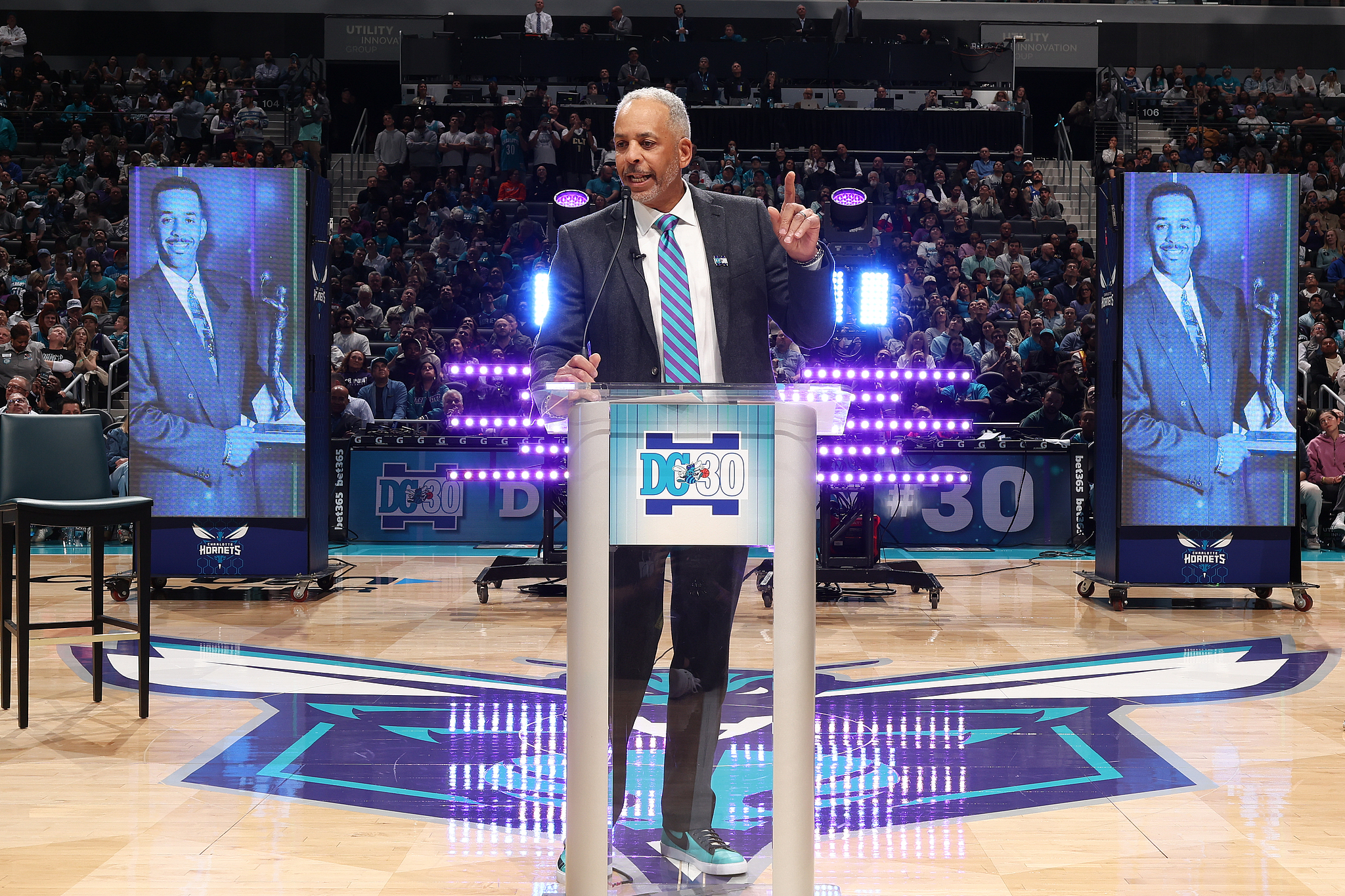 黄蜂队举办庆祝仪式 正式退役戴尔·库里的30号球衣